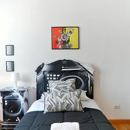 Duomo Di Milanola Casa Degli Artisti 5*